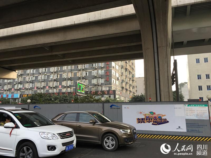 《人民網(wǎng)》：成都地鐵七號線隧道與二環(huán)高架橋橋基“完美擦肩”(組圖)
